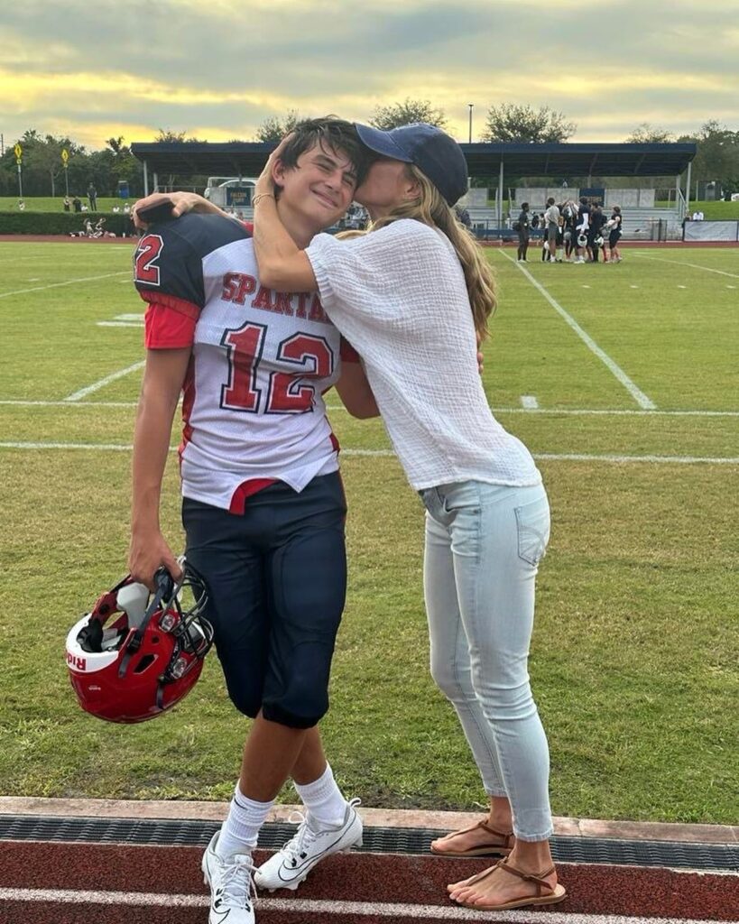 Gisele Bündchen acompanhando o filho nos treinos de futebol americano 